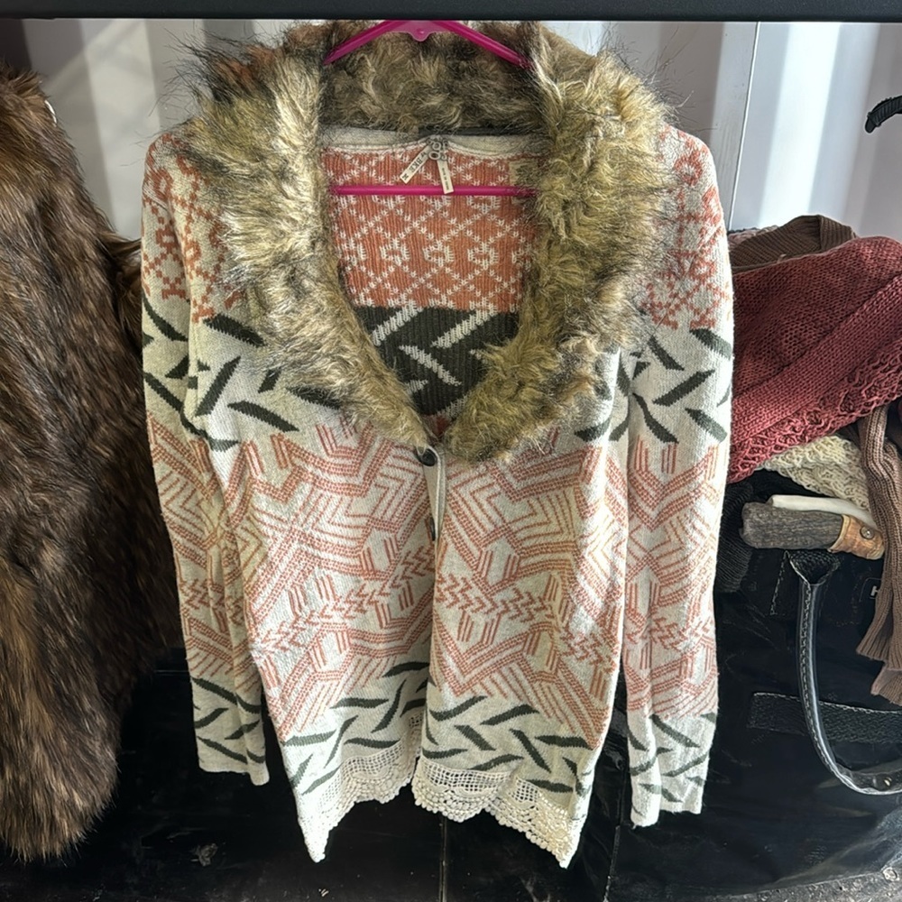 Buckle gimmicks cardigan